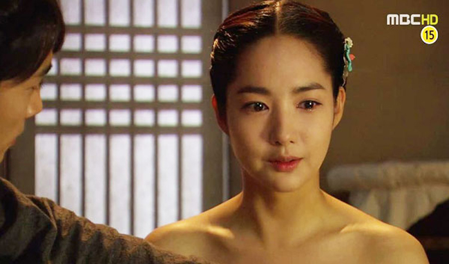 Sang tới phim cổ trang tiếp theo là "Dr. Jin", Park Min Young lại có cảnh khoe ngực khi nhân vật của cô được bác sĩ (Song Seung Heon) khám ngực vì nghi ngờ bị ung thư vú.