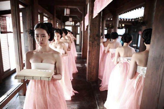 Nhiều người còn cho rằng "The Treacherous" lấy nhiều ý tưởng trang phục cung nữ giống phim cổ trang Trung Quốc.