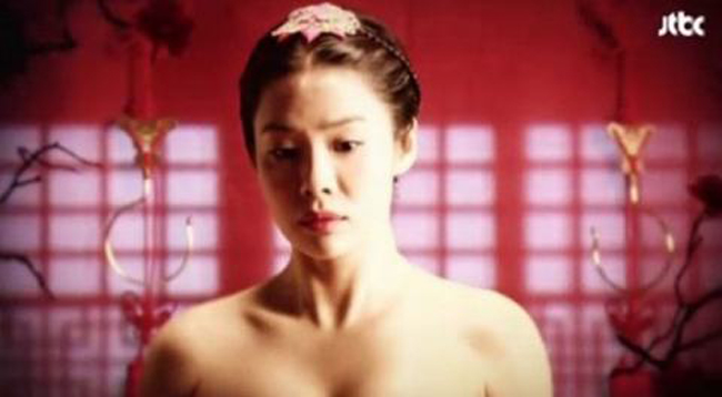 Kim Hyun Joo trong phim cổ trang "Cruel Palace: War of Flowers" để lộ quá nhiều khiến khán giả tranh cãi.