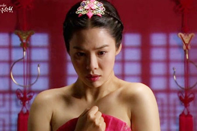 Kim Hyun Joo vốn quen thuộc với hình tượng trong sáng trong phim "Giày thủy tinh" nên cảnh quay này làm nhiều người hâm mộ ngỡ ngàng và đổ lỗi cho đạo diễn đã bắt ép cô.