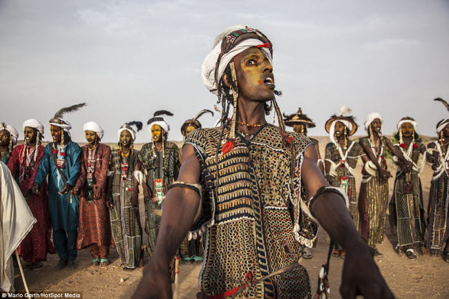 Nhiếp ảnh gia Mario Gerth, 40 tuổi, đã có cơ hội trải nghiệm và ghi lại hình ảnh của lễ hội Gerewol kéo dài 1 tuần của bộ tộc Fula Wodaabe ở Agazed, miền bắc Niger.