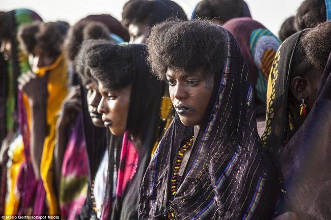 Những phụ nữ của bộ tộc Fula Wodaabe mặc trang phục đẹp nhất&nbsp;để chờ người chiến thắng lựa chọn họ tại lễ hội Gerewol.