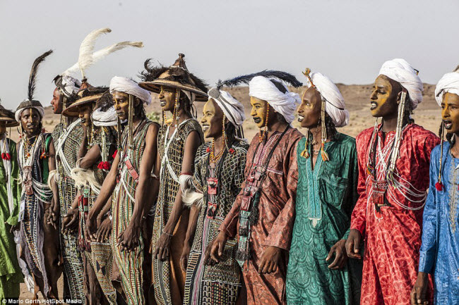 Gerewol là một phần của “Hội dân du mục”, nơi những người Wodaabe và Tuareg tập hợp lại với nhau để ăn mừng mùa mưa kết thúc.