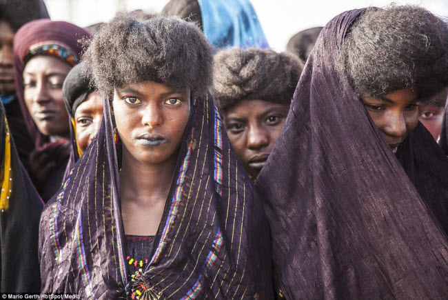 “Phụ nữ được phép quan hệ tự do và có quyền lực trong bộ lạc. Những cô gái chưa chồng thoải mái quan hệ với ai họ muốn”, nhiếp ảnh gia người Đức nói.