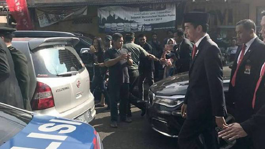 Tổng thống Indonesia đi bộ hơn 2 km vì kẹt xe - 1