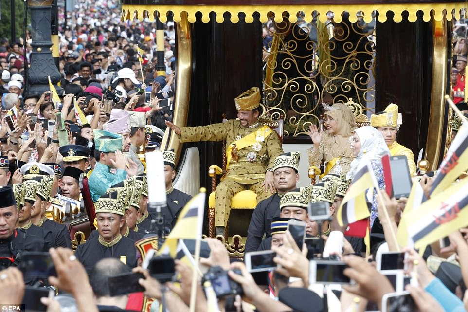 Quốc vương Brunei diễu phố trên xe mạ vàng lóng lánh - 2