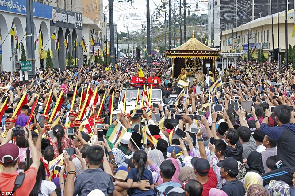 Quốc vương Brunei diễu phố trên xe mạ vàng lóng lánh - 4