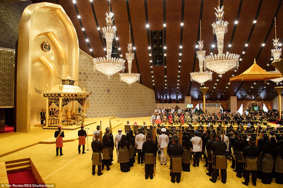 Quốc vương Brunei diễu phố trên xe mạ vàng lóng lánh - 6