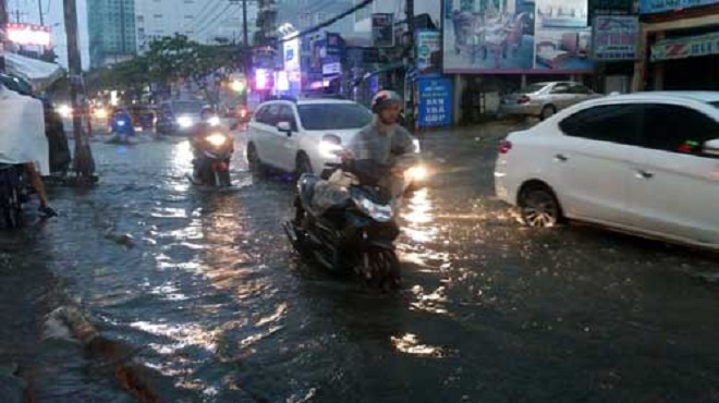 Cuối tuần: Bắc Bộ mưa nắng bất chợt, Nam Bộ hứng cả mưa lẫn triều cường - 1