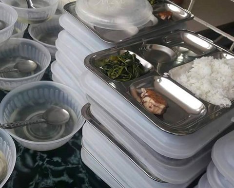 Thực hư bữa trưa đạm bạc của học sinh chỉ có 1 miếng cá và rau muống - 1