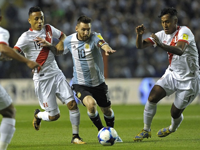 Argentina nguy cơ bị loại: Messi ảo diệu không gánh nổi đồng đội ”chân gỗ”