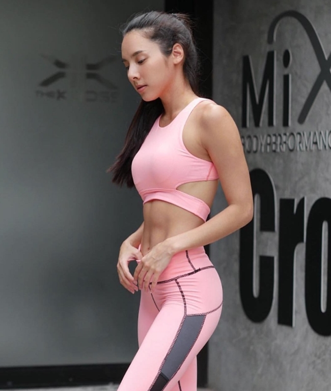 Bebe - người mẫu fitness đến từ Thái Lan tập luyện 7 ngày/tuần để sỡ hữu rãnh bụng đẹp như mơ.