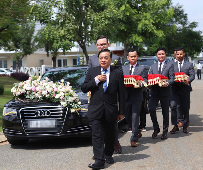 Hoa hậu Thu Thảo được đoàn xế sang "rước về dinh" - 3