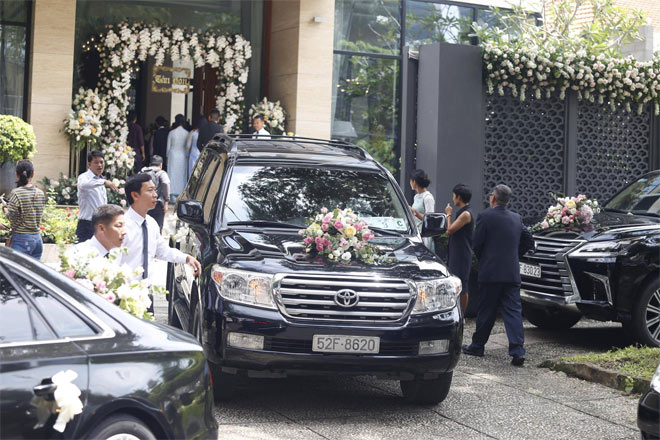 Hoa hậu Thu Thảo được đoàn xế sang "rước về dinh" - 9