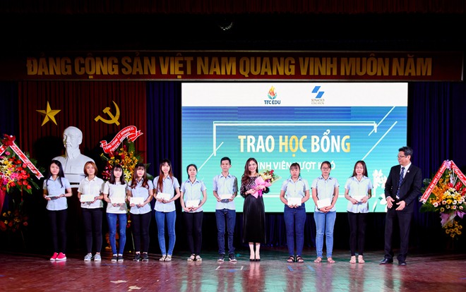 Giang Hồng Ngọc dành cát-xê làm học bổng cho sinh viên nghèo - 2