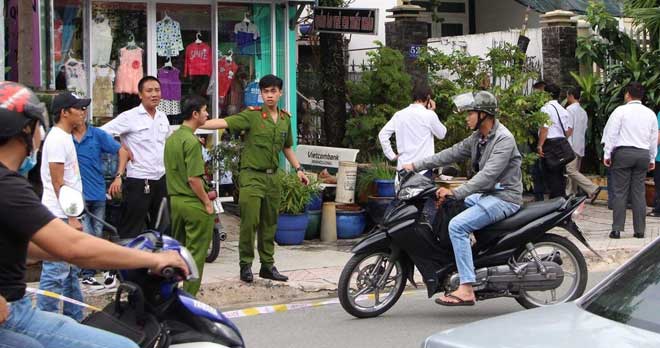 Tá hỏa phát hiện xác người trên mái nhà - 2