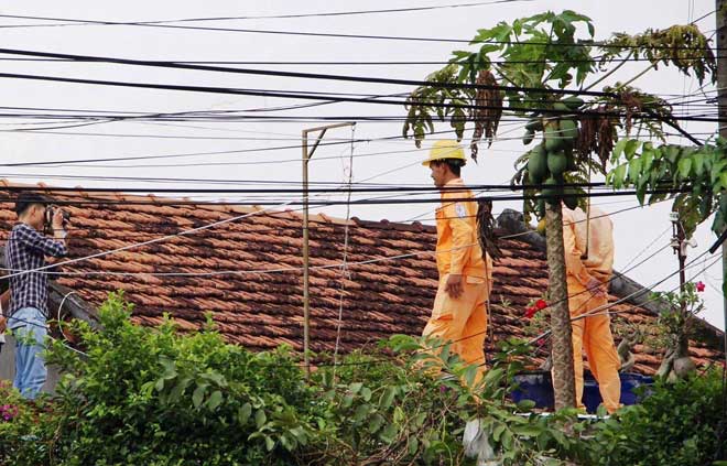 Tá hỏa phát hiện xác người trên mái nhà - 1