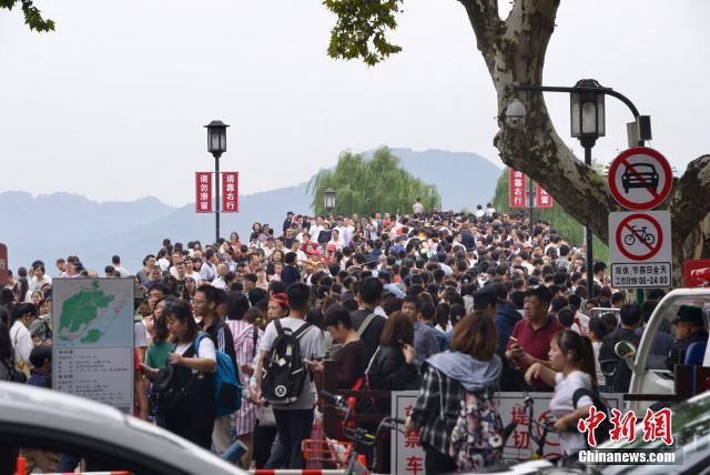 Choáng váng cảnh 461 triệu người TQ đổ ra đường dịp nghỉ lễ - 9