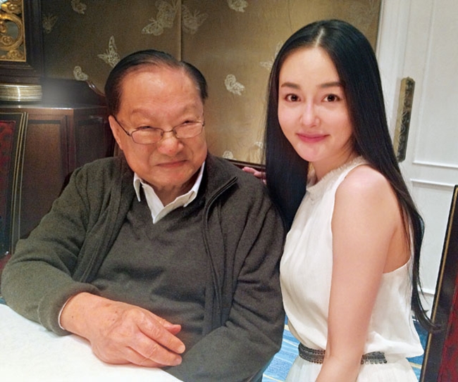 Năm 2014, cái tên Thịnh Lãng Hy được báo giới chú ý khi xuất hiện trong tiệc sinh nhật lần 90 của nhà văn Kim Dung.Vẻ đẹp thanh tao, thoát tục của cô gái 24 tuổi khi đó khiến Kim Dung rung động và coi cô như hình mẫu lý tưởng của nhân vật Tiểu Long Nữ.