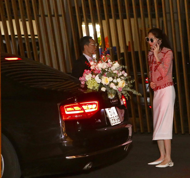 Thu Thảo và chồng đại gia ôm hôn đắm đuối trong tiệc cưới xa hoa - 13