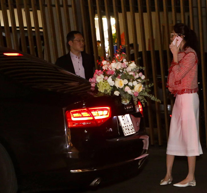 Thu Thảo và chồng đại gia ôm hôn đắm đuối trong tiệc cưới xa hoa - 14