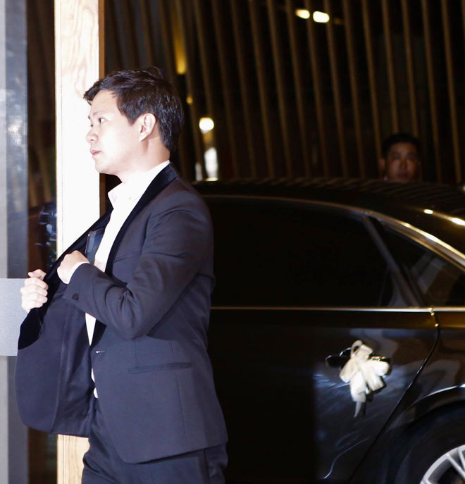 Thu Thảo và chồng đại gia ôm hôn đắm đuối trong tiệc cưới xa hoa - 2