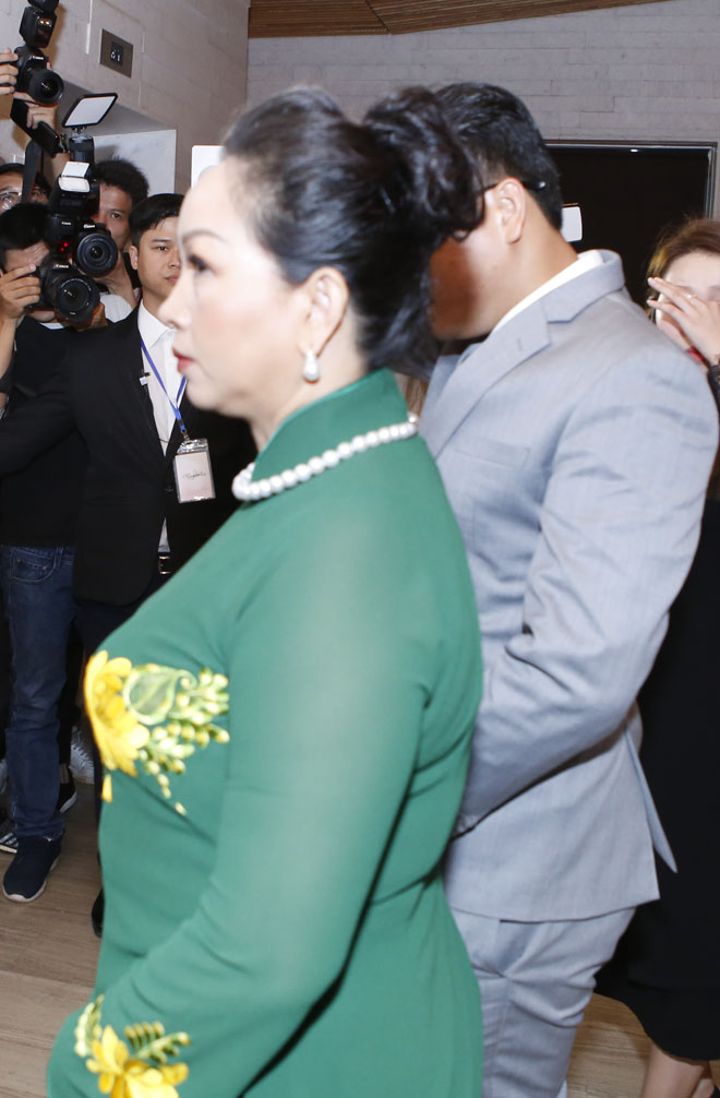 Thu Thảo và chồng đại gia ôm hôn đắm đuối trong tiệc cưới xa hoa - 6