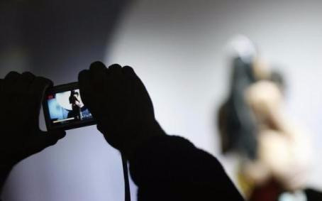 Mang ảnh khỏa thân tình địch đi “bêu” khắp xóm, người phụ nữ nhận "kết đắng" - 1