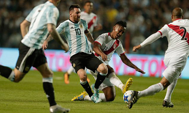 Argentina nguy cơ bị loại: Messi ảo diệu không gánh nổi đồng đội &#34;chân gỗ&#34; - 1