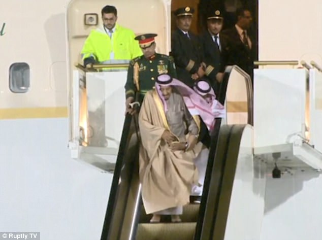 Vừa tới Nga, Vua Ả Rập Saudi đã gặp sự cố vì chiếc thang vàng - 1