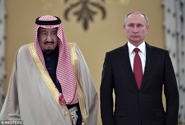 Vừa tới Nga, Vua Ả Rập Saudi đã gặp sự cố vì chiếc thang vàng - 2