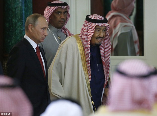 Vừa tới Nga, Vua Ả Rập Saudi đã gặp sự cố vì chiếc thang vàng - 4