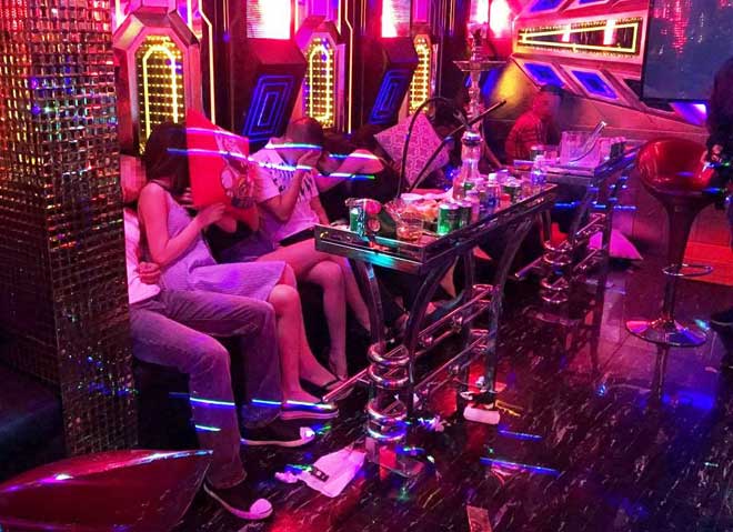 Gần 100 nam nữ “thác loạn” trong karaoke “chui” giữa Sài Gòn - 2