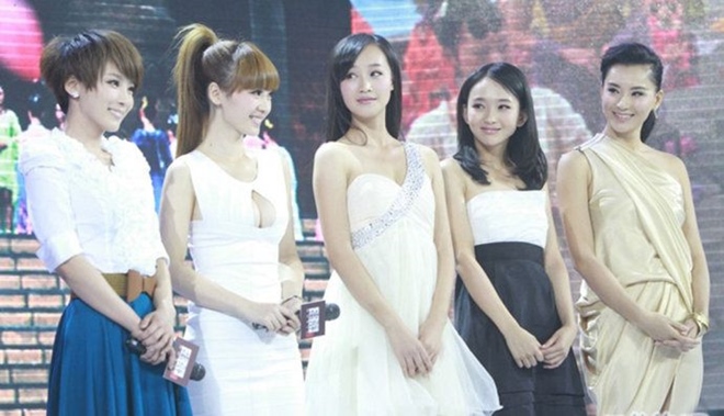 Thiên thần vòng 1 khiến các mỹ nữ showbiz "xanh mặt" khi dự sự kiện - 5