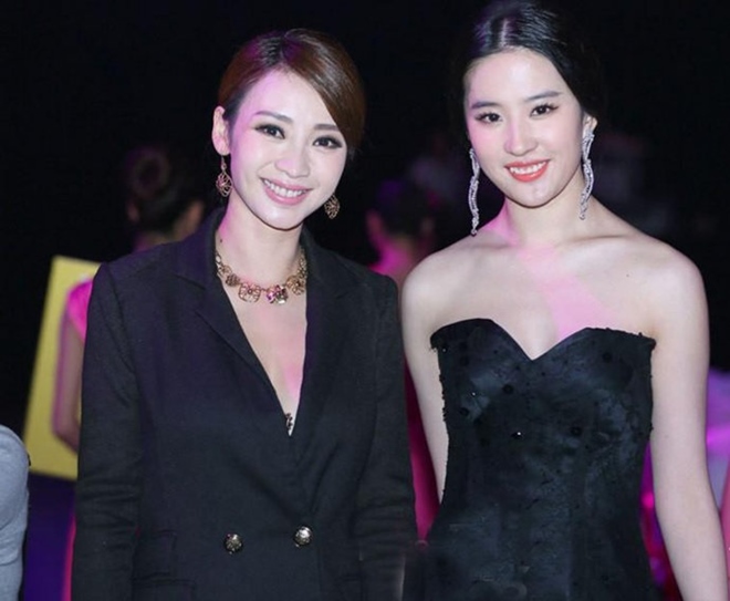 Thiên thần vòng 1 khiến các mỹ nữ showbiz "xanh mặt" khi dự sự kiện - 5