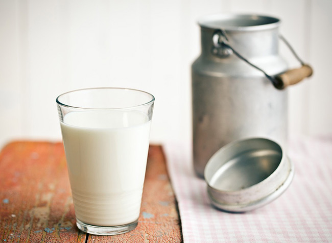 9. Sữa chứa hàm lượng vitamin D cao, có tác dụng ngăn ngừa bệnh ung thư vú, ung thư ruột già và ung thư buồng trứng tới 50%. Uống sữa vào buổi sáng, kết hợp với bột yến mạch là cách tốt nhất để gặt hái những tác dụng sức khỏe.