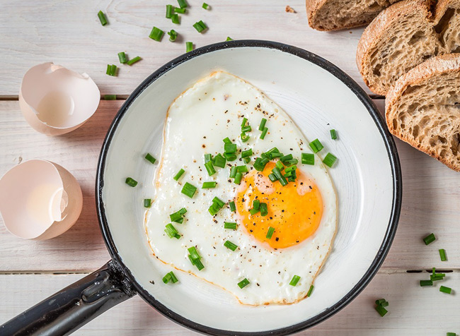 11. Trứng là loại thực phẩm cung cấp nguồn chất dinh dưỡng dồi dào, đặc biệt là choline. Nếu cơ thể tiêu thụ nhiều hợp chất này có tác dụng giảm nguy cơ mắc bệnh ung thư vú rõ rệt so với những người ít sử dụng.