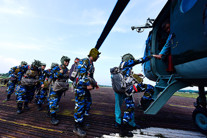 Clip: Giảng đường trên không của những “lính” dù trẻ - 3