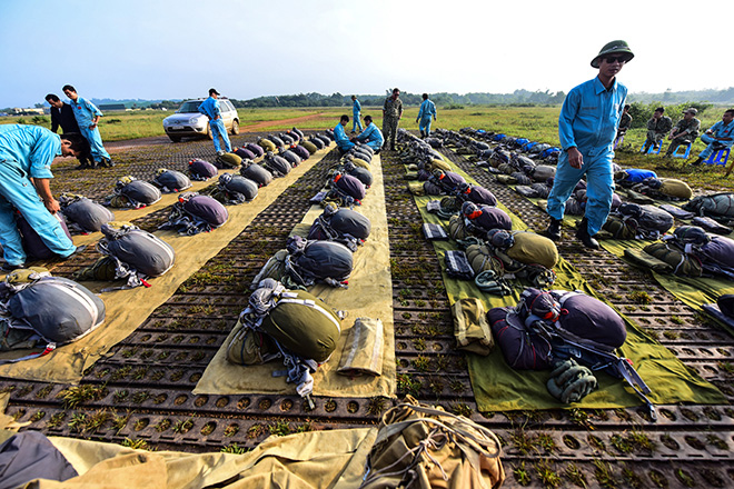 Clip: Giảng đường trên không của những “lính” dù trẻ - 4