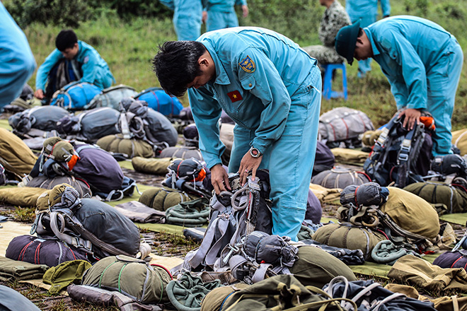 Clip: Giảng đường trên không của những “lính” dù trẻ - 5