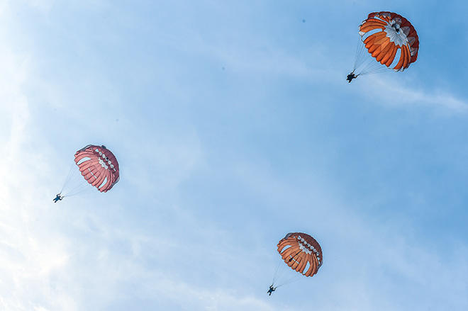 Clip: Giảng đường trên không của những “lính” dù trẻ - 10