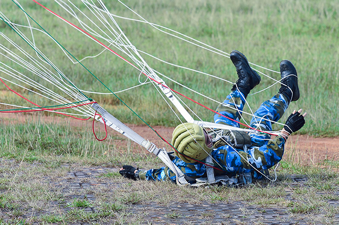 Clip: Giảng đường trên không của những “lính” dù trẻ - 12