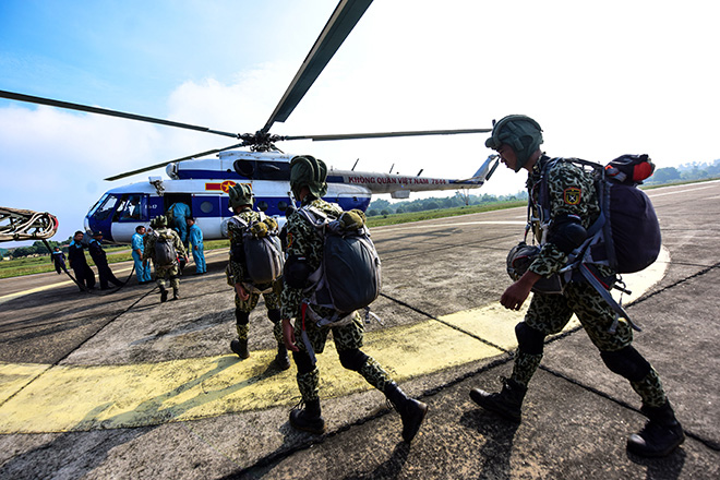 Clip: Giảng đường trên không của những “lính” dù trẻ - 8