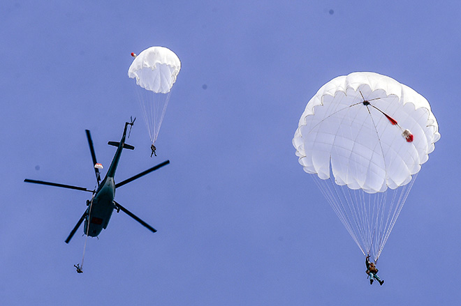 Clip: Giảng đường trên không của những “lính” dù trẻ - 9