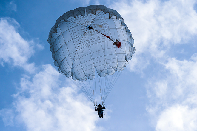 Clip: Giảng đường trên không của những “lính” dù trẻ - 14