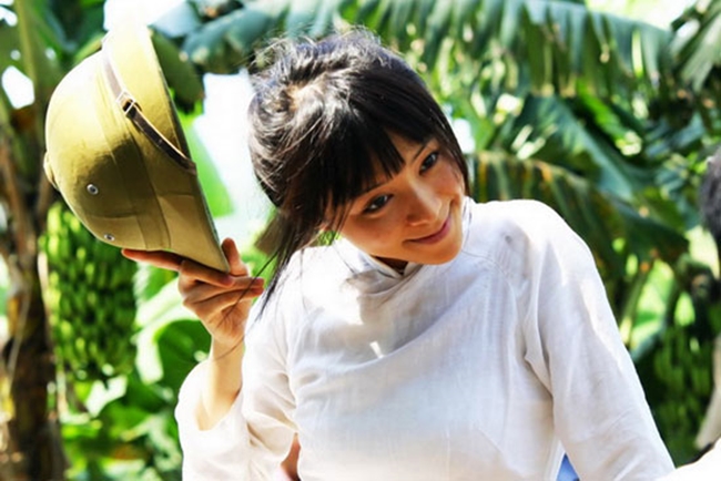 Nữ diễn viên người Trung Quốc được khán giả Việt Nam biết tới khi vào vai cô gái người Việt tên A Đào trong phim “Hồng Hà” 2009. Vai diễn của mỹ nữ họ Trương chủ yếu mặc trang phục của người Việt và nói tiếng Việt.