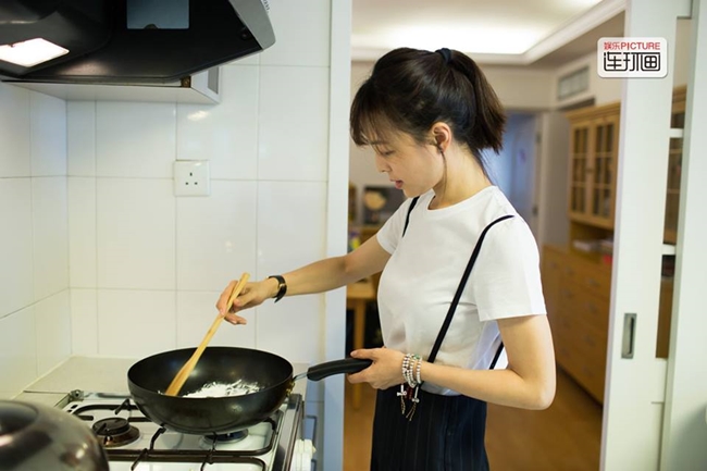 Mới đây, người đẹp khoe ảnh tự tay vào bếp nấu những món sở trường khiến người hâm mộ thích thú.