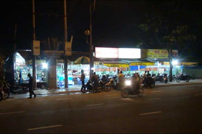 Đầu bếp bị đâm gục trước quán nhậu ở Sài Gòn - 1