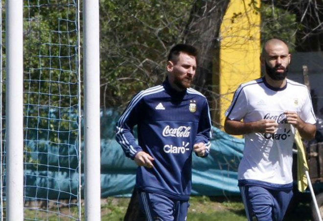 Argentina dễ lỡ World Cup: Messi tiều tụy, sốc với &#34;Vua áo đen&#34; - 3