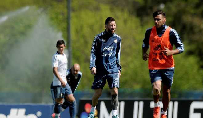 Argentina dễ lỡ World Cup: Messi tiều tụy, sốc với &#34;Vua áo đen&#34; - 2